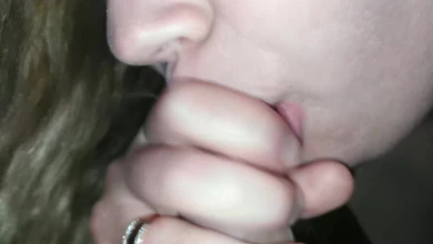 Парнишка крупным планом снимает как его девушка страстно высасывает сперму из члена