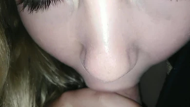 Парнишка крупным планом снимает как его девушка страстно высасывает сперму из члена