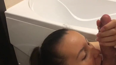 Добрая девушка не смогла отказать другу и засунув большую пипиську в ротик, сделала минет