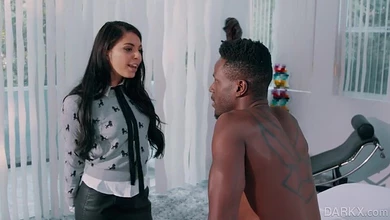 Девка долго дразнила мускулистого негра своим нежным беленьким телом… а потом сама насадилась на его чёрный хрен