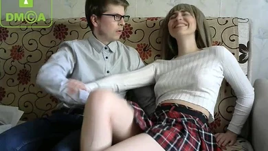 Телка с вибратором в пизде кончает от импульсов и сосет хуй двоюродному брату на вебку