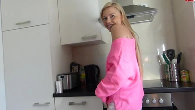 Соблазнил свою миленькую подружку попробовать секс на камеру, пообещав после стереть эту запись...