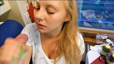 Чувак развёл на отсос аппетитную и замужнюю блондиночку-проводницу, круто накормив её спермой