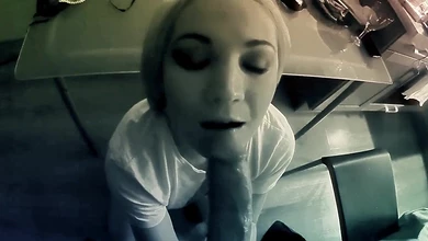 Чувак снимает, как его подружка старательно насасывает его большой член, получая в рот порцию спермы