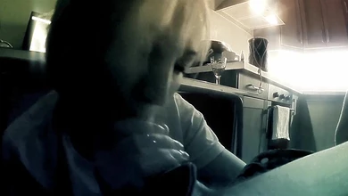 Чувак снимает, как его подружка старательно насасывает его большой член, получая в рот порцию спермы