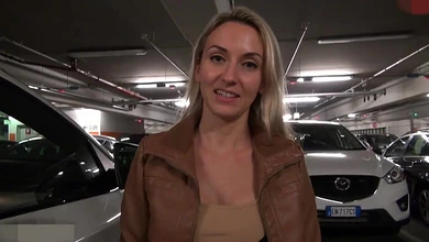 Девка расплатилась за поездку перед таксистом еблей на парковке. Прием: Наличные, карта, пизда.