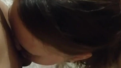 Симпатичная русская молодуха активно сосет член паренька прямо перед камерой