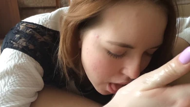 Русская студентка увлеченно сосет член приятеля и заставляет его кончить