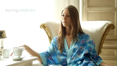 Изящная красотка гладит себя и мастурбирует ложкой. Нежность и похоть текущей малышки