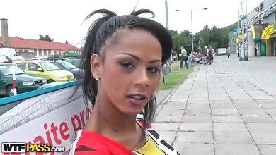 Голодная по сексу мулатка согласилась прогуляться в лес с пикапером, зная что тот ее выебет