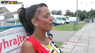 Голодная по сексу мулатка согласилась прогуляться в лес с пикапером, зная что тот ее выебет