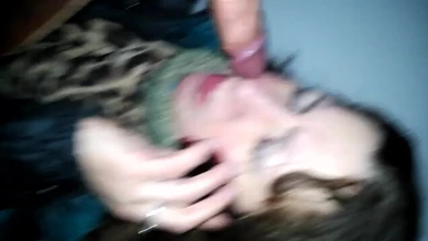 Заснял свою малую в парадном на камеру, как та работает своим грязным ротиком