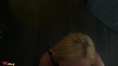 Ксюха в чулках и корсете сосет хуй своего друга прямо на мобильную камеру