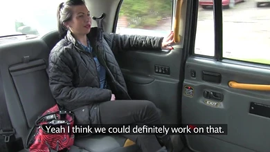 Таксист раскатал брюнетку на секс прямо у себя в машине на заднем сидении