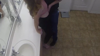 Белокожая блондинка  с длинными волосами жарко ебется в общественном  туалете с немолодым бородачом.