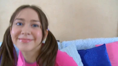 Вместо походов в университет жопастая девка снимается в домашней порнушке с другом