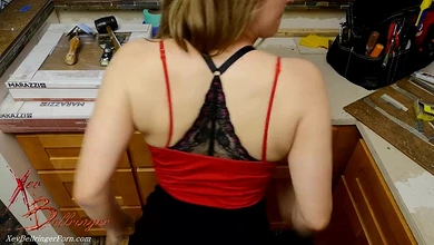 Одинокая домохозяйка с большой задницей заставляет рабочего снимать и трахать ее после работы