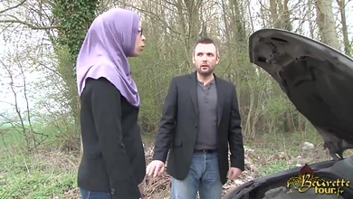 Развратная мусульманка сосет хуй незнакомцу не снимая хиджаба, после чего отдается в лесу