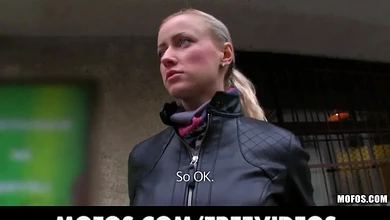 Телка с большими красивыми сиськами за пару минут соглашается на секс с пикапером в подворотне