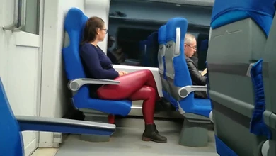 Чувак показал незнакомке член в автобусе, чем заманил к себе на сидения на минет