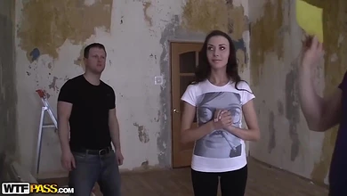 Два пикапера сняли и выебли рабочую девушку - маляра-штукатура. Прям за работой! И в рот, и в пизду!