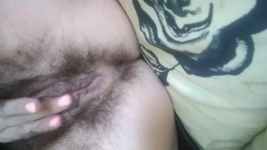 Милфа с волосатой пиздой доводит себя мастурбацией до струйного сквирта
