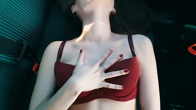 Вывез подругу в поле и заставил отдаться в машине. Кроха даже кончила от такой страстной ситуации.