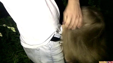 Сказал другу, что проведу его девку домой, а сам трахнул в рот выпившую сучку в кустах