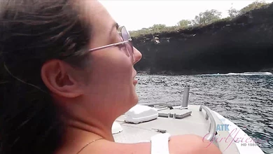 Тёлка целый день гуляла и плавала в море, не забыв отстрочить парню хороший минетик