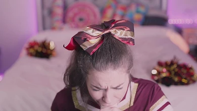 Молоденькая чирлидерша соскучилась по сочным хуям и усиленно сосёт искусственный член