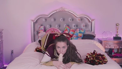 Молоденькая чирлидерша соскучилась по сочным хуям и усиленно сосёт искусственный член