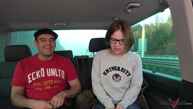 Иностранец заманил в машину русскую девушку, чтобы хорошо выебать и обкончать ей очки