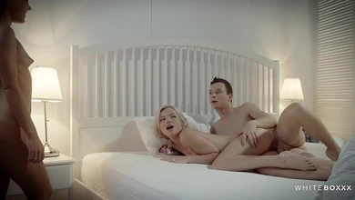 Страстный утренний секс двух красоток с умелым приятелем