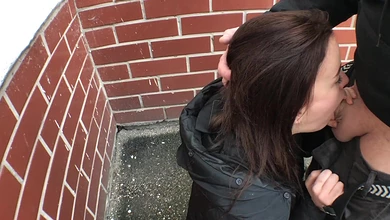 Парочка комплиментов - и девка уже согласна отсасывать прямо на улице, под подъездом!