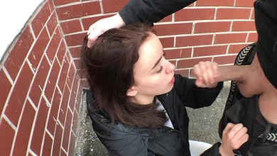 Парочка комплиментов - и девка уже согласна отсасывать прямо на улице, под подъездом!