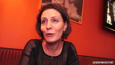 Зрелая француженка вспомнила молодость и прокатилась на двух хуях сразу