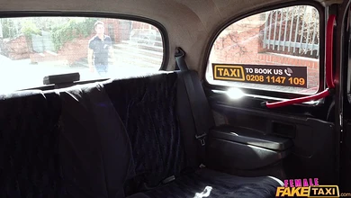 Развратная таксистка заставила пассажира показать хуй, а потом и выебла его прямо в машине