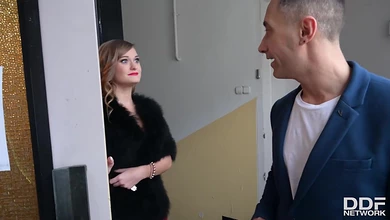 Похотливая баба взбляднула с симпатичным соседом прямо у себя на диване