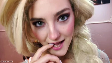 Косплей тёлочки на героиню мультика Холодное Сердце, от чего парень аж обкончался