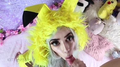 Тёлка нарядилась в покемона и так завела парня, что он вылизал, трахнул и обкончал эту дуру