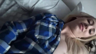 Доча соблазняла батяню своей голой пиздой. Ну, и как тут не выебать эту бесстыжую сучку?!.