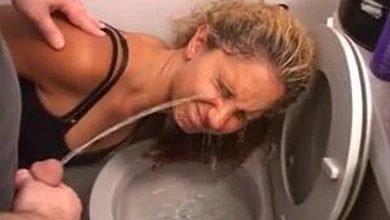 Вместо обещанных шашлыков девке устроили многократный золотой дождь в рот и на личико