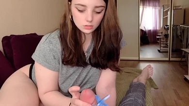 Дрочил трусиками младшей сестрицы, пока не заполучил её ручки, ротик и писю