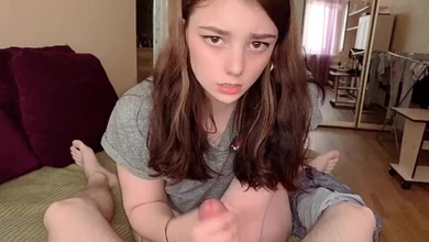 Дрочил трусиками младшей сестрицы, пока не заполучил её ручки, ротик и писю