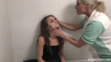 Пузатый доктор-нарколог воспользовался пиздой обдолбанной пациентки