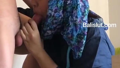 Ради заработка мусульманка даже в красные дни подрабатывает на хую иностранца