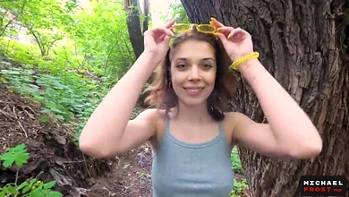 Горячая Ника потащила парнишку ебаться в чащобу