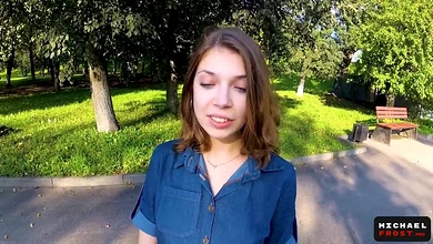 Заманил девку до хаты, чтобы соблазнить её на поебаться за деньги