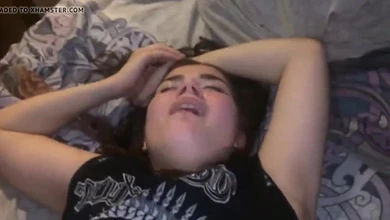 Волосатый мужик насадил на залупу какую-то колхозную тёлку